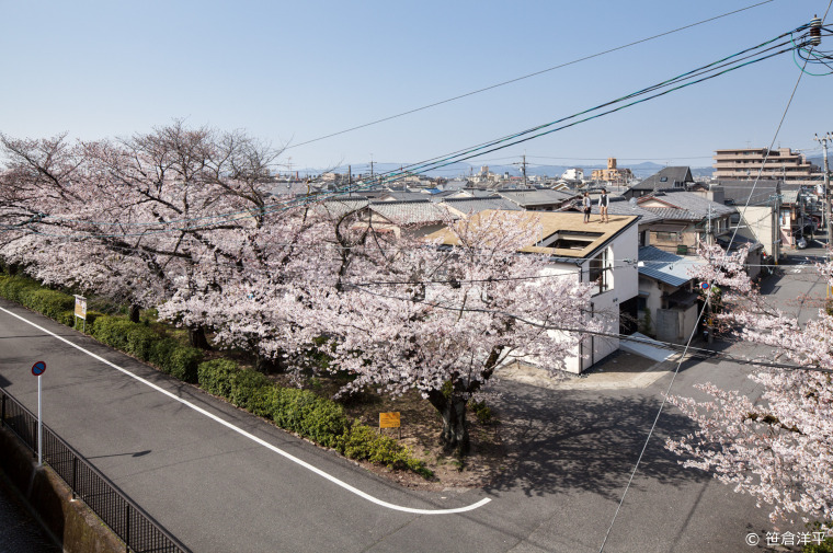 北東側から建物を見下ろす