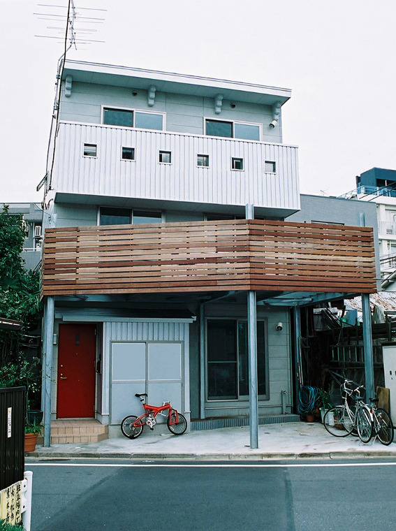 コンパクトな3階建て二世帯住宅